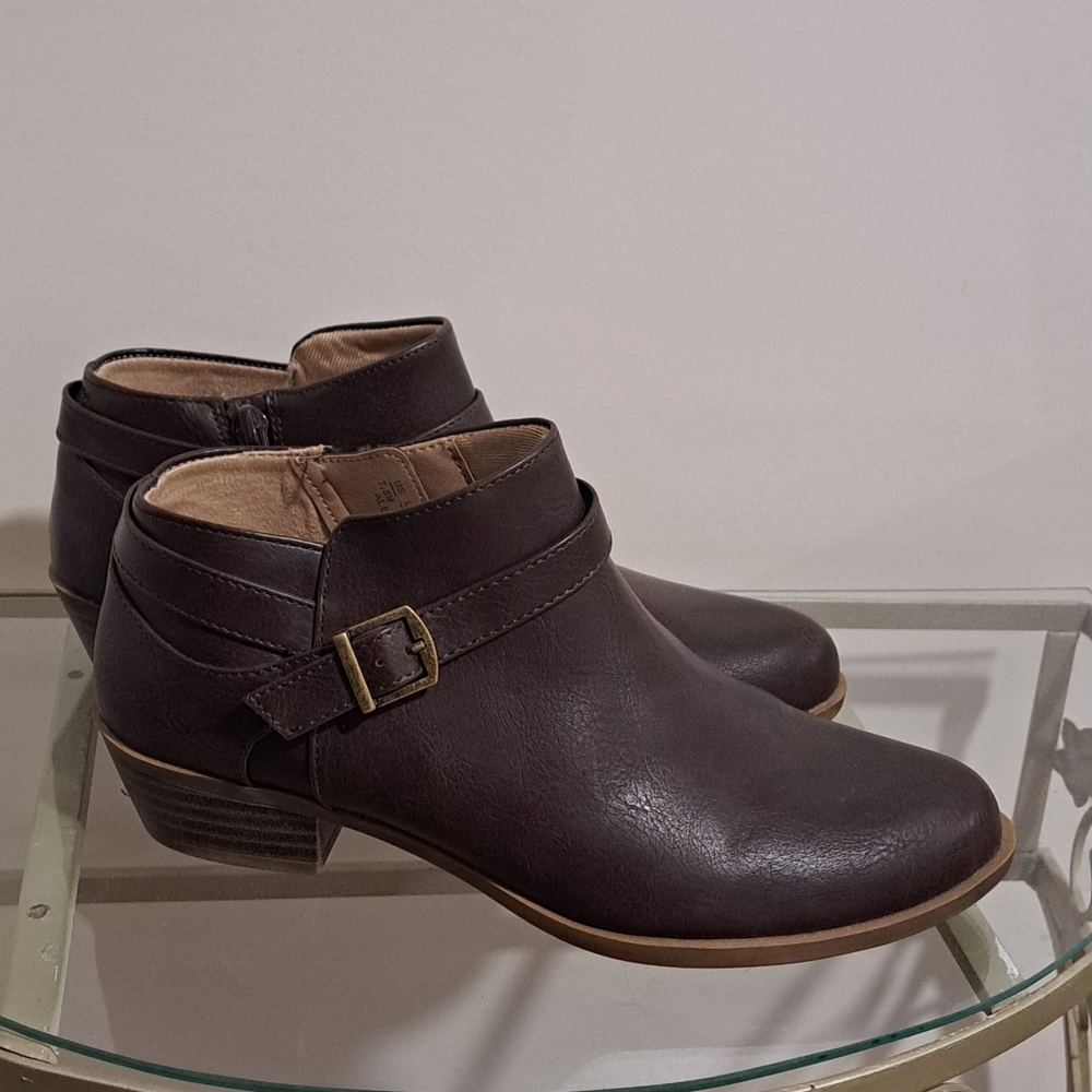 Life Stride Velocity 2.0 Comfort Flex Brown Faux Leather Booties, Size 7.5.